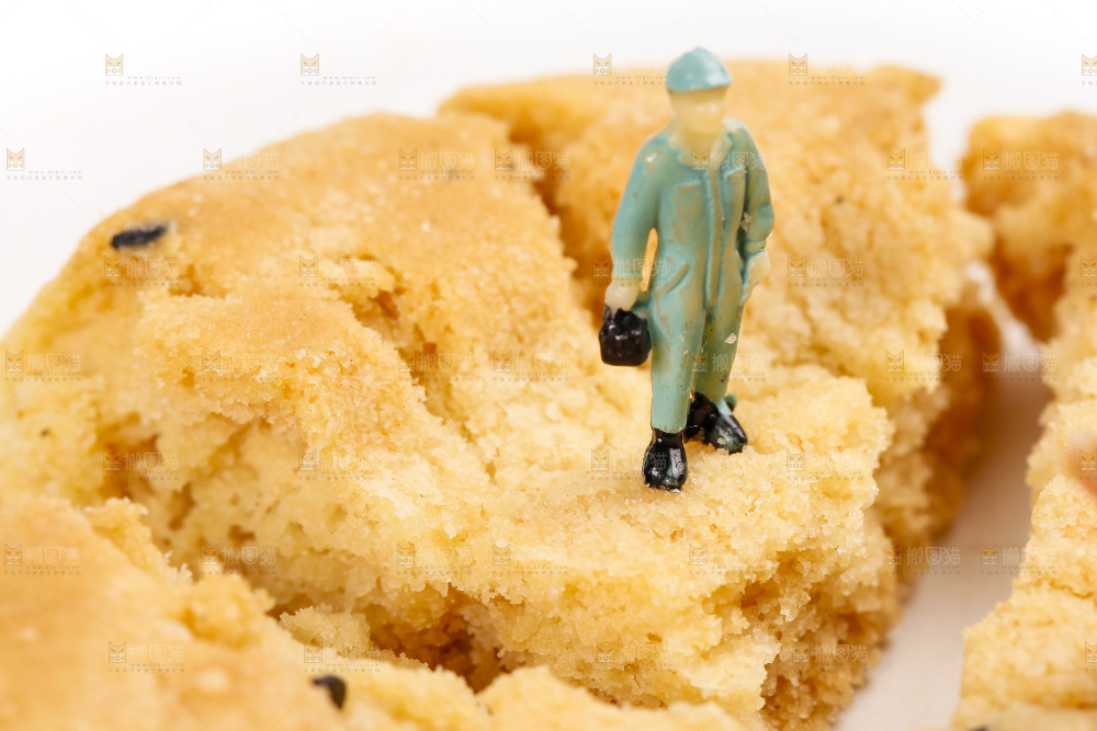 白底上摆放着手工桃酥