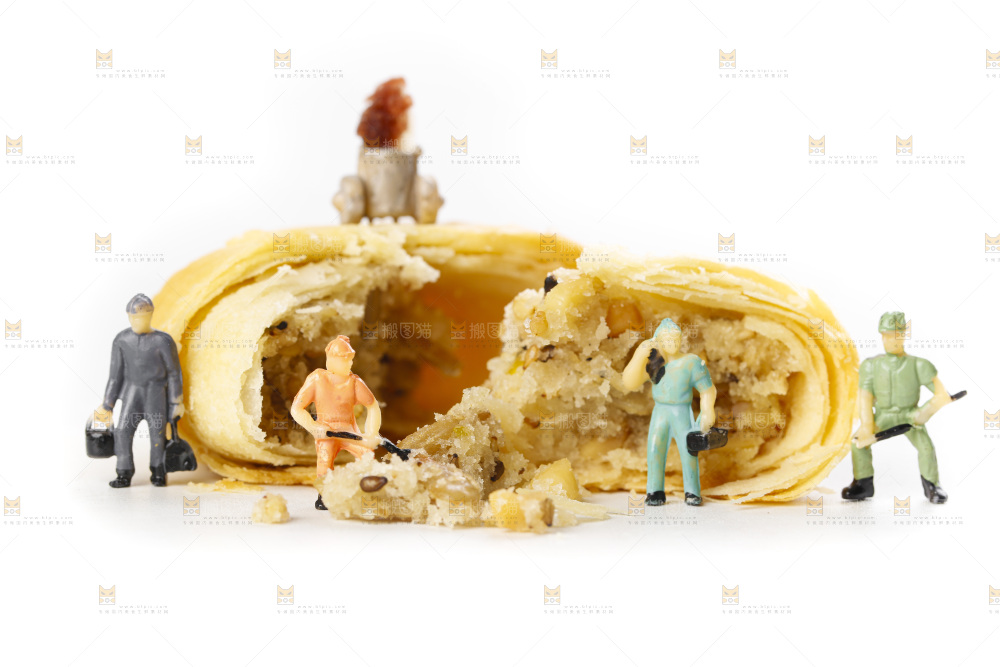 白底上摆放着一堆苏式月饼
