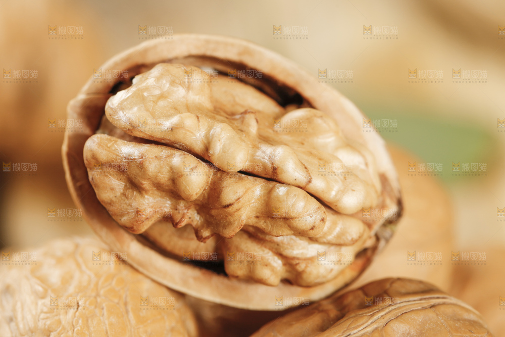 盘子里装着大核桃