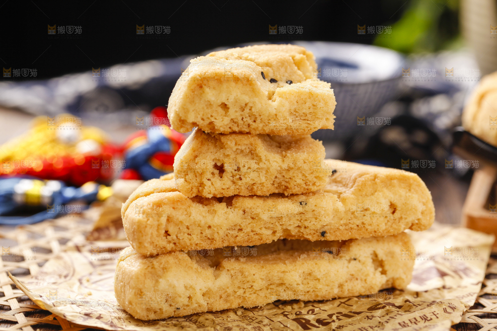木底上摆放着手工桃酥