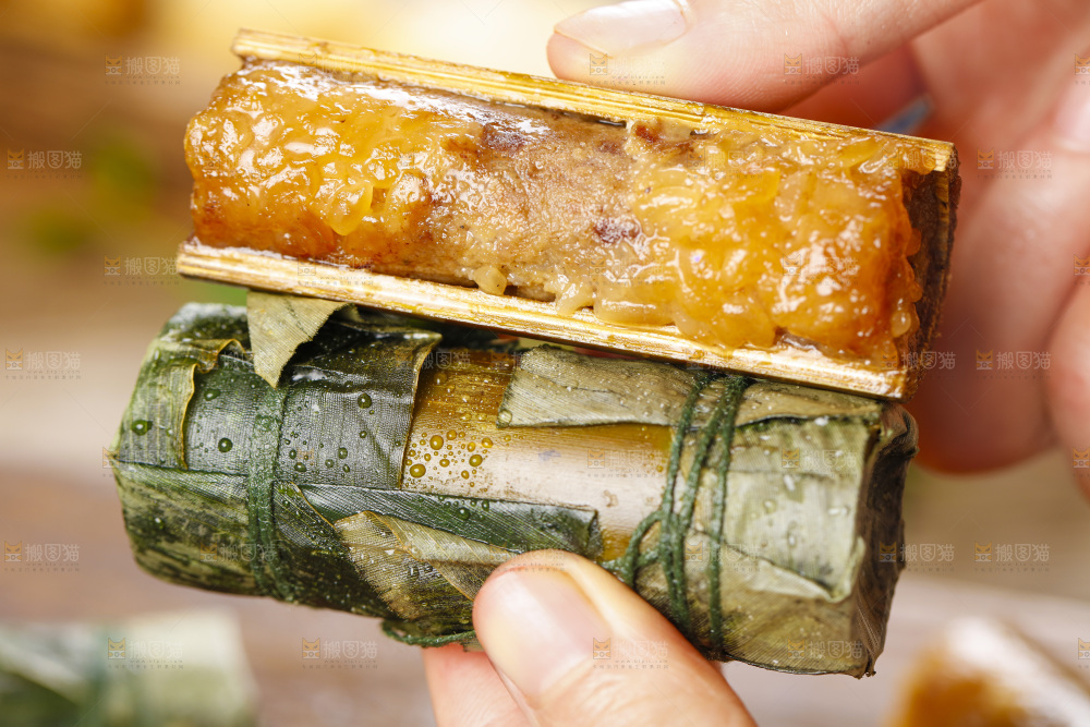 手里拿着竹筒糯米饭