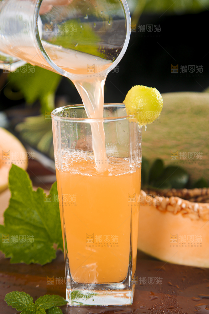 杯子里装着哈密瓜榨的果汁