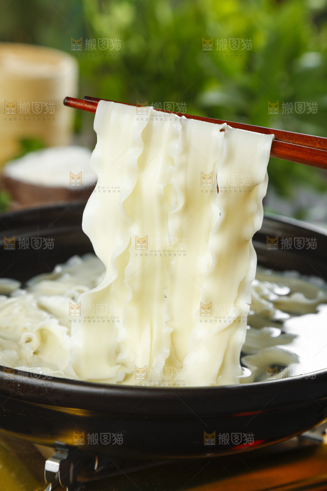 砂锅里放着刀削面