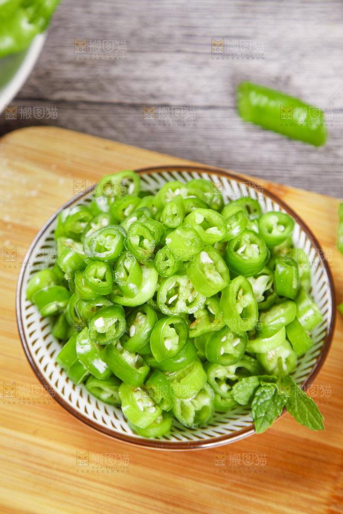 木板上的新鲜青辣椒