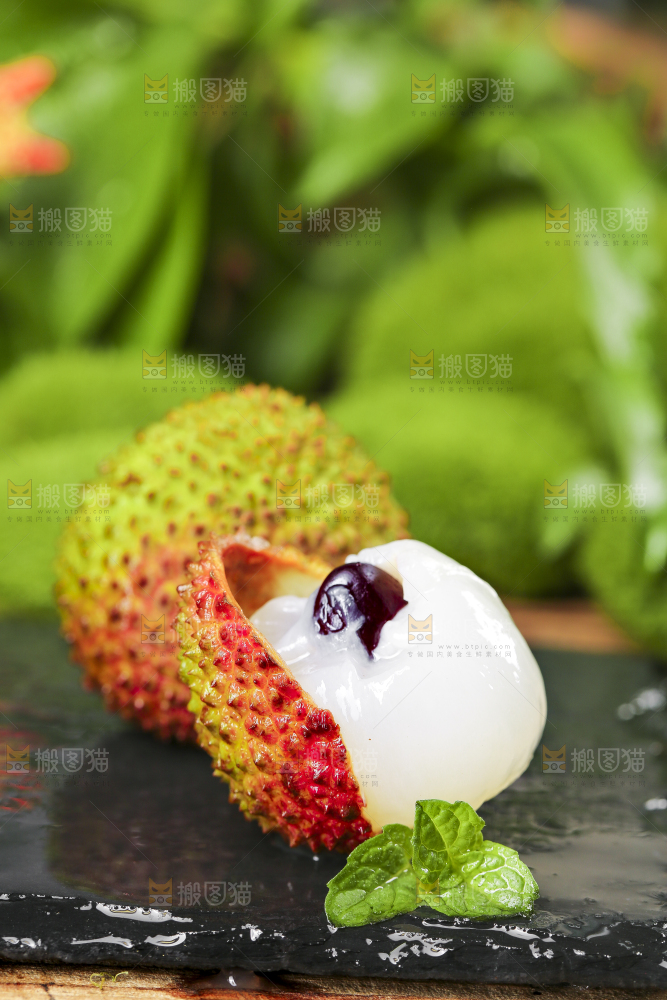深底上放着妃子笑荔枝
