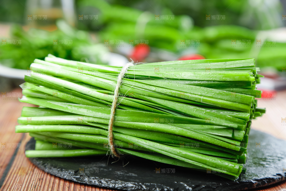 黑底上摆放着露天韭菜