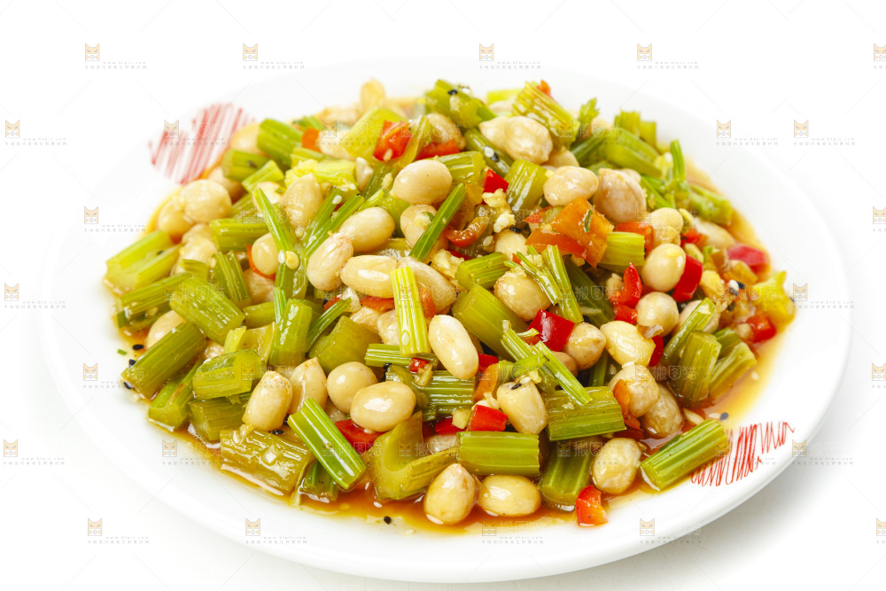 盘子里装着芹菜炒花生米