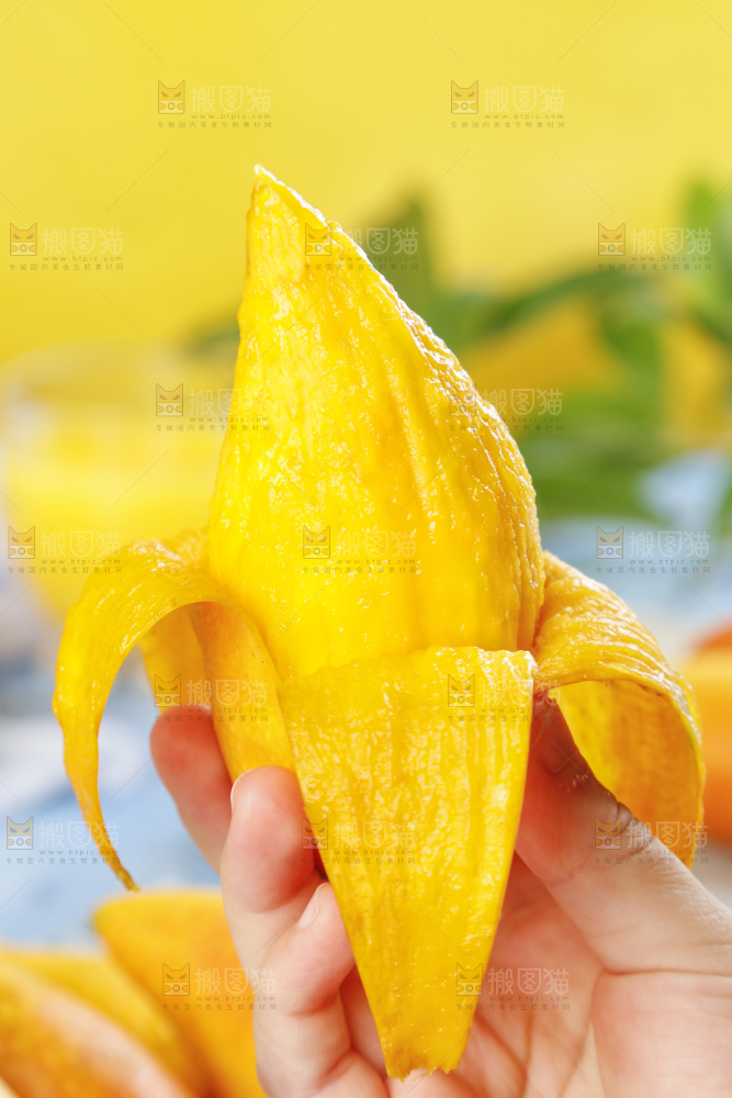 手里拿着新鲜芒果