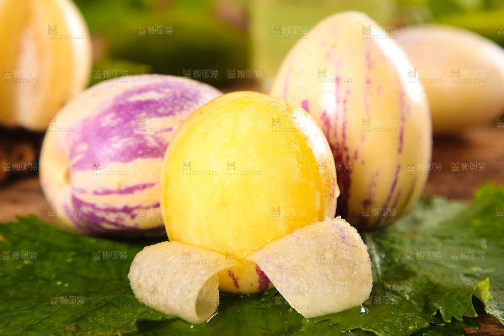 绿叶上摆放着人参圆果