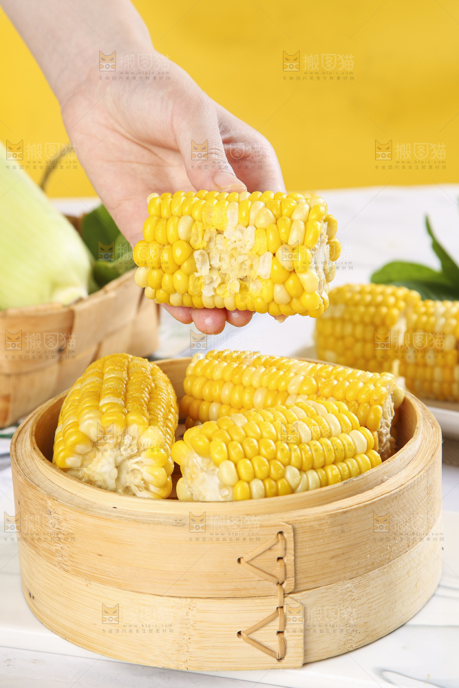 蒸笼里装着糯玉米