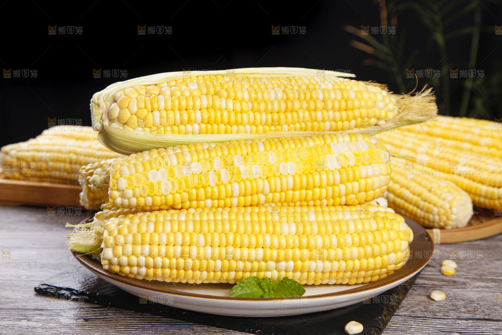 盘子里的水果玉米