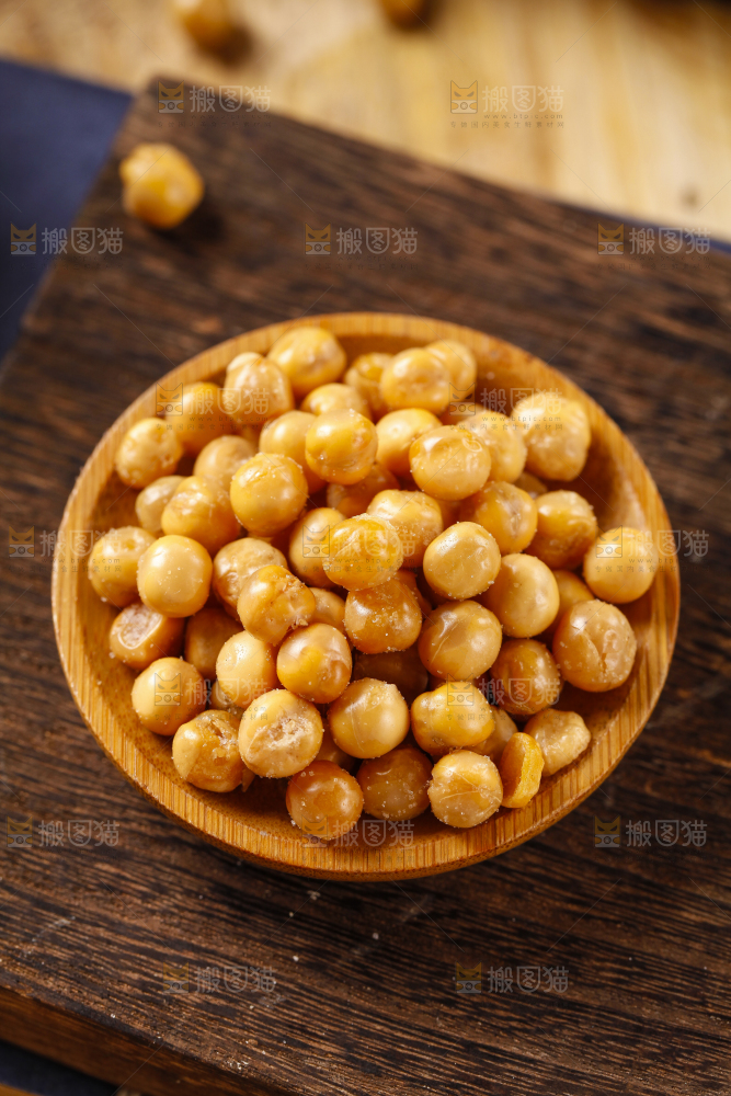 碟子里装着黄金豆