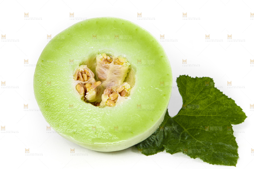 白底上摆放着玉菇蜜瓜