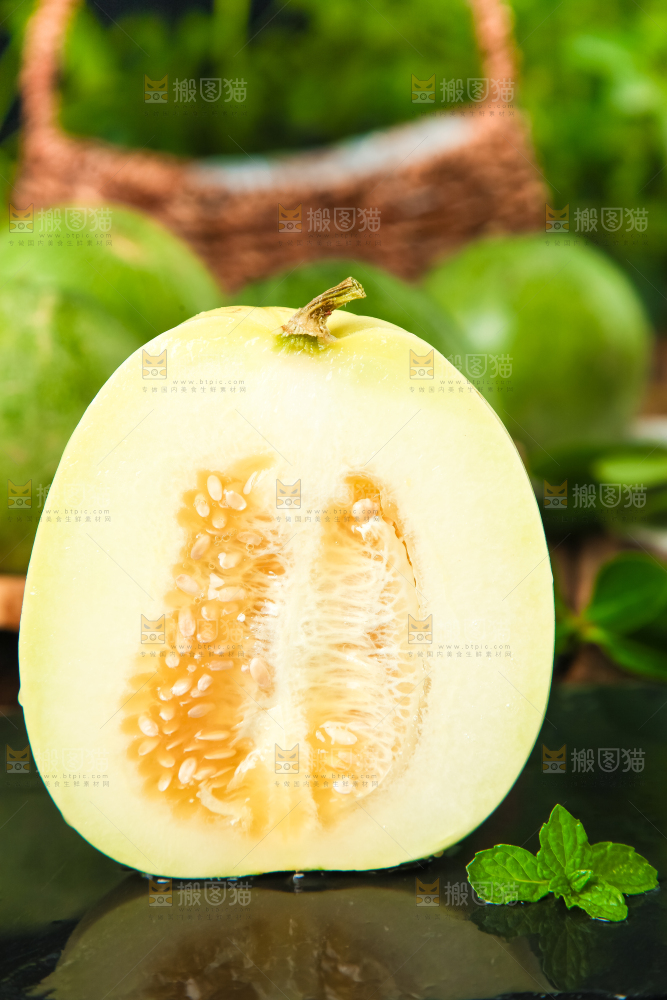 黑底上摆放着香瓜