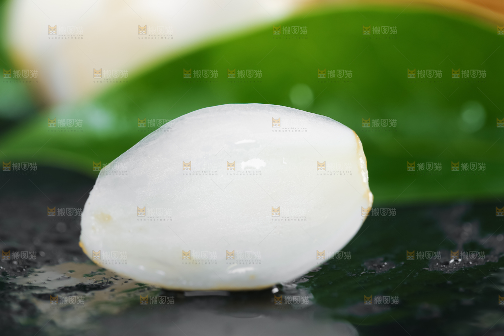 黑底上摆放着鲜百合