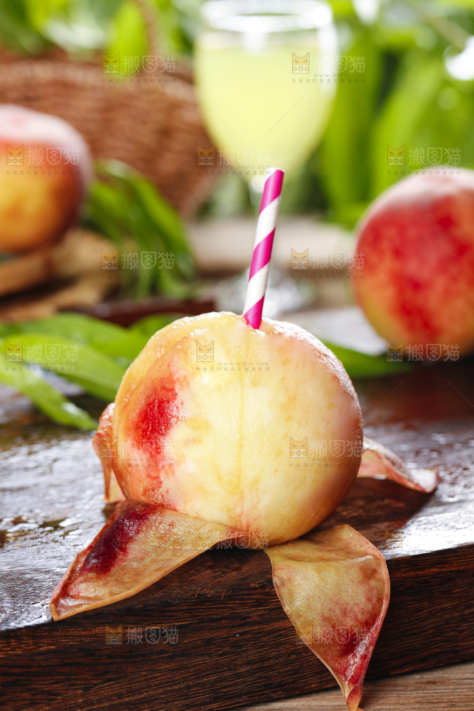 木板上的新鲜水蜜桃