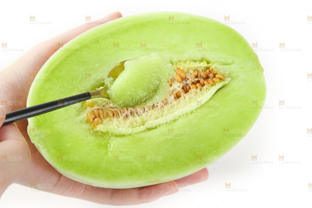 手里拿着玉菇香瓜