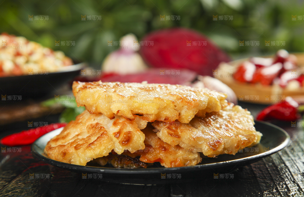 盘子里装着土豆饼