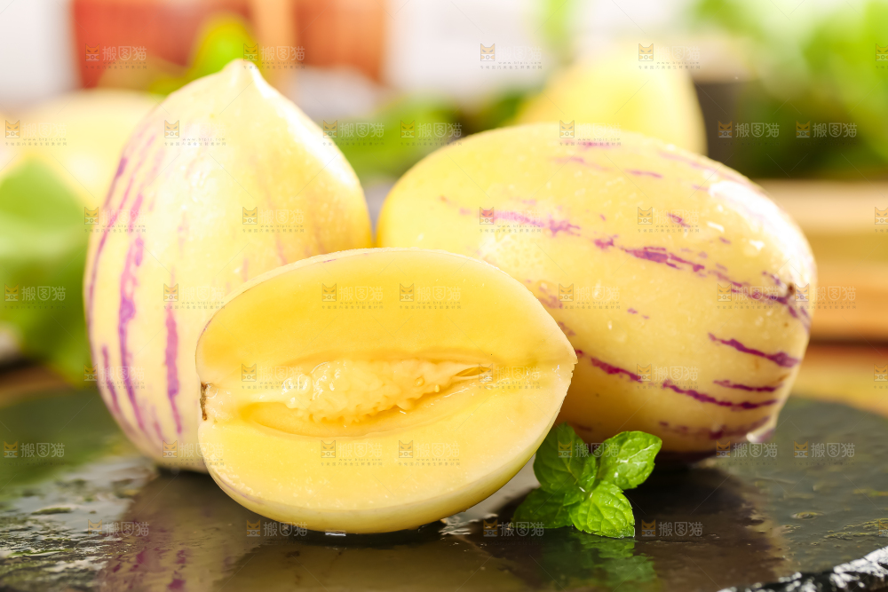 黑石板上摆放着人参圆果