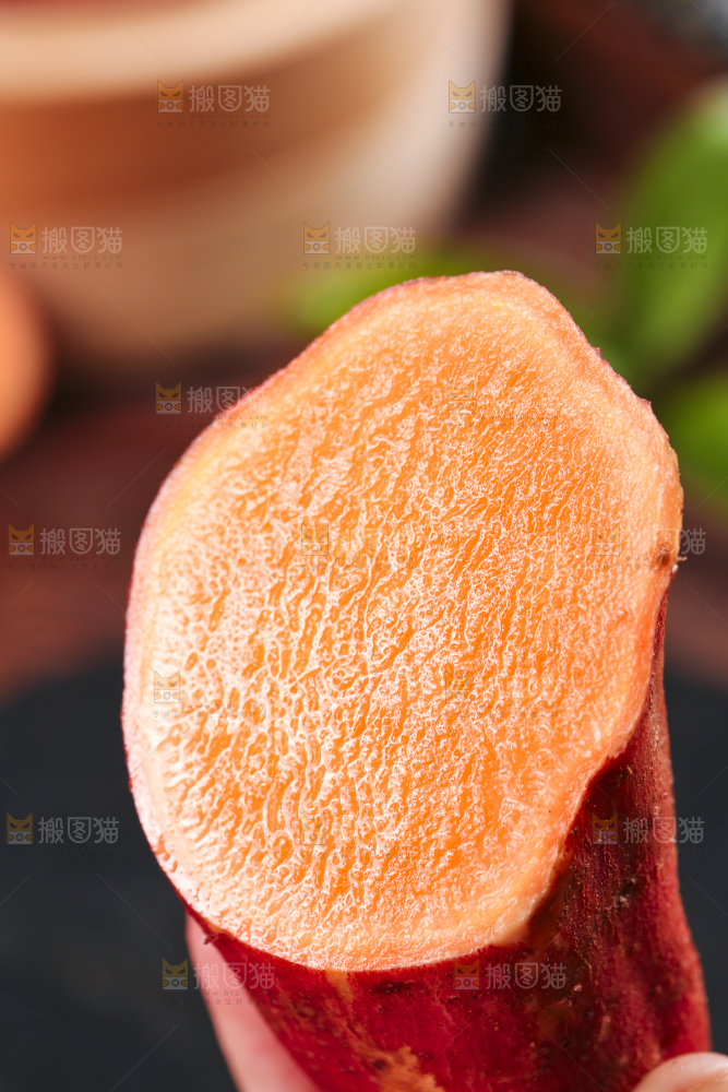 手里拿着红薯