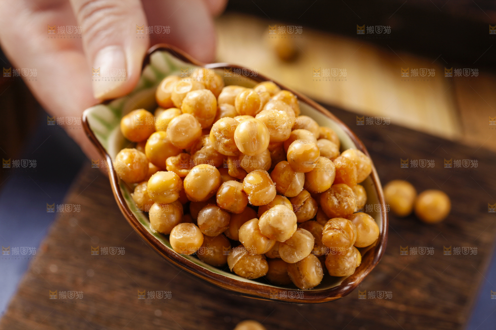 手里拿着一碟黄金豆
