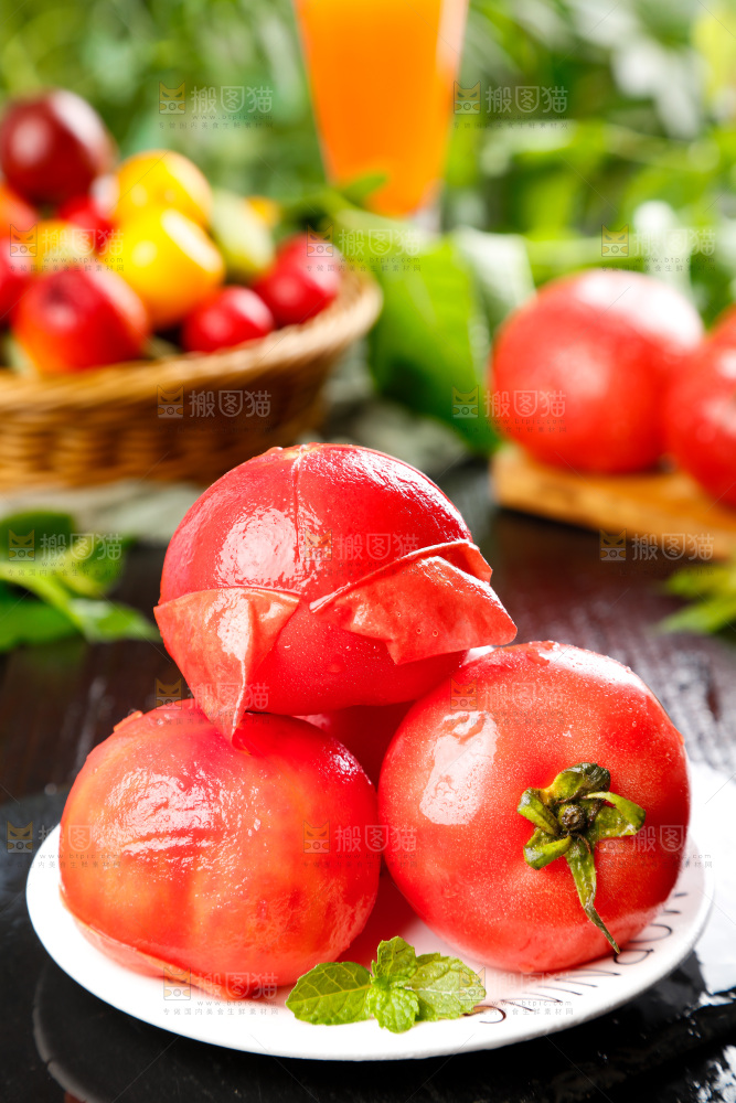 深底上放着番茄