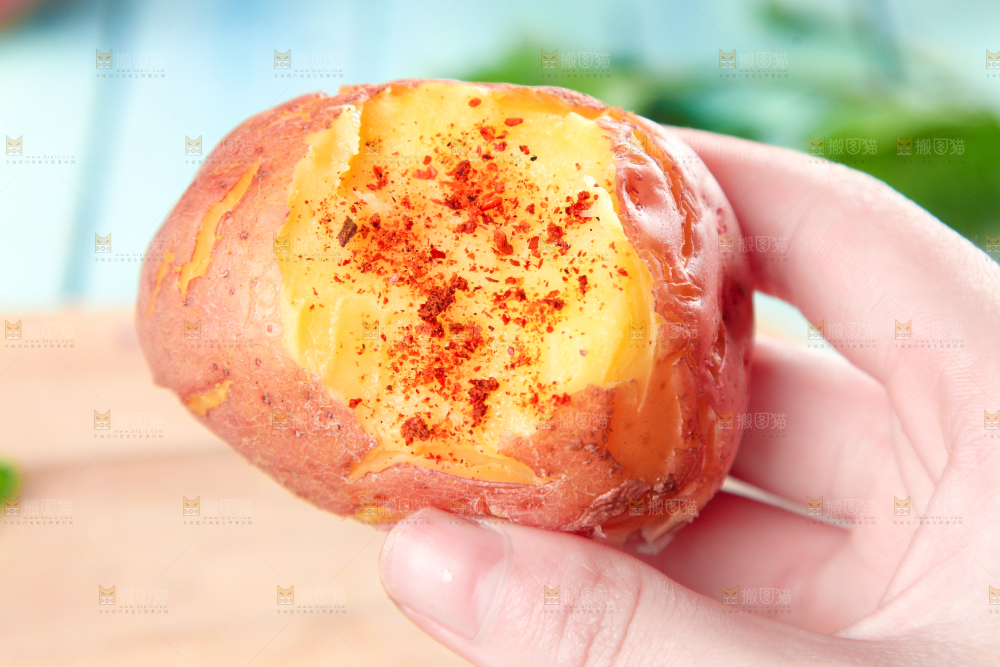 手里拿着红皮土豆