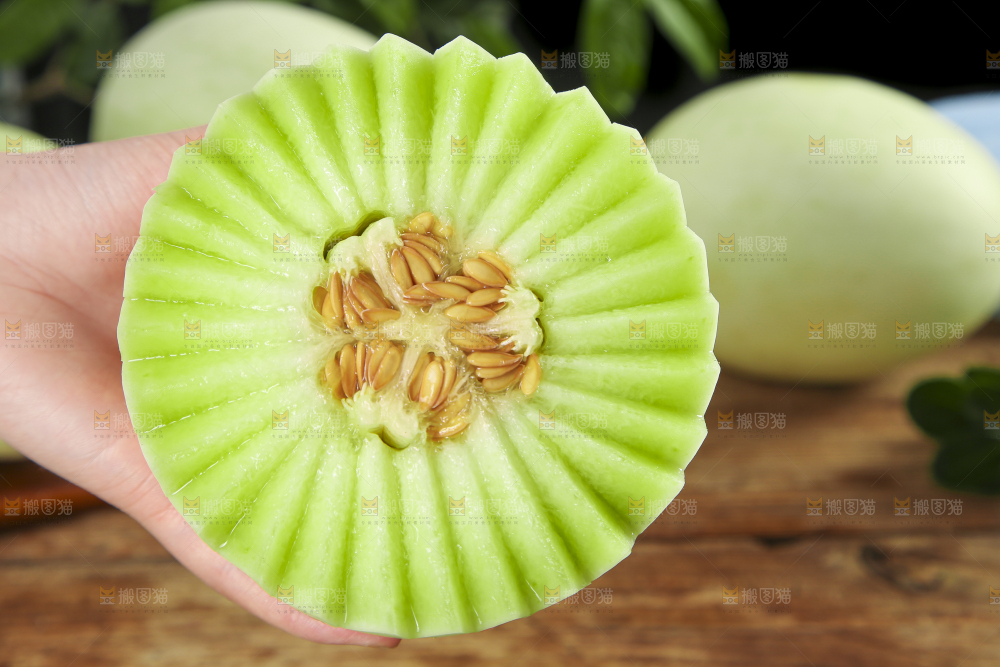 手里拿着玉菇甜瓜