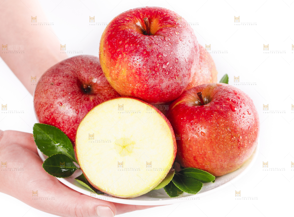 手里拿着红富士苹果