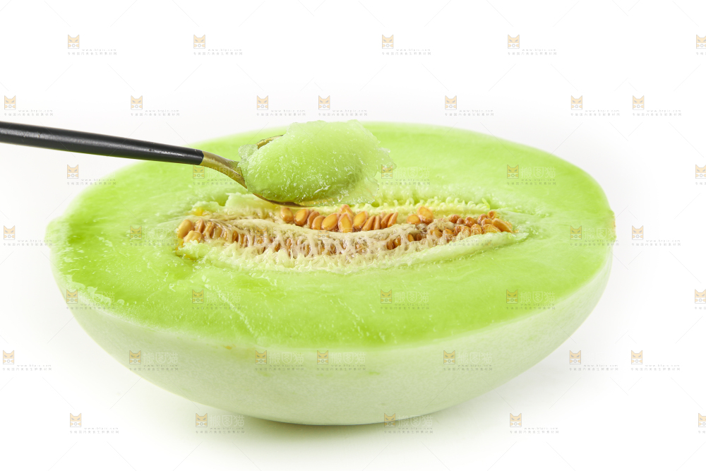 白底上摆放着玉菇蜜瓜