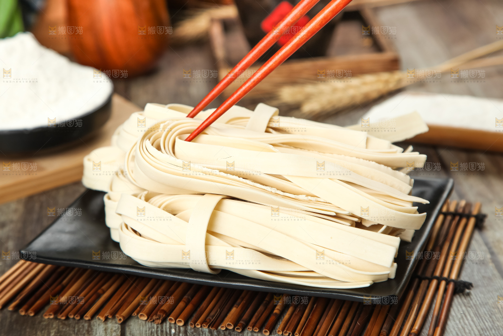 盘子里装着宽面条