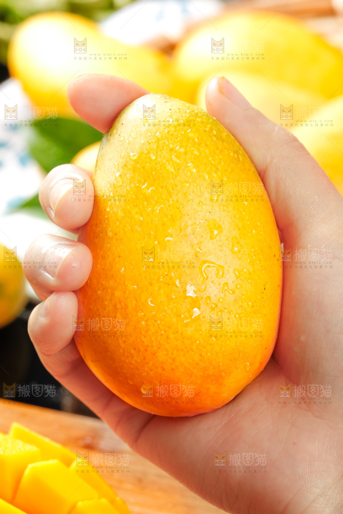 手里拿着芒果