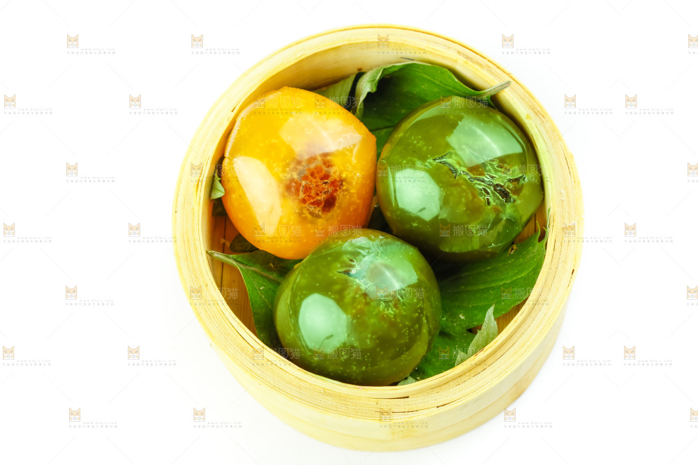 蒸笼里放着艾草青团