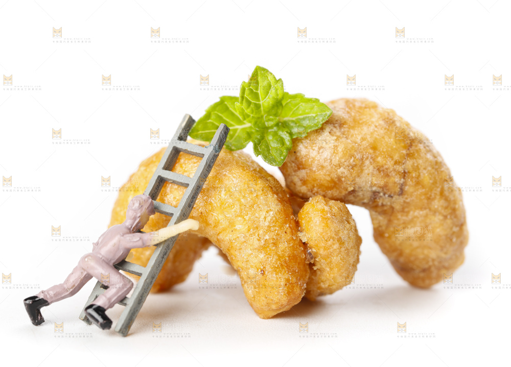 白底上摆放着腰果