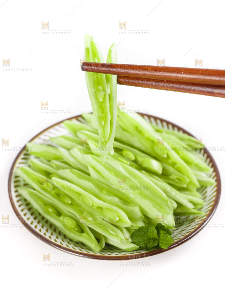 盘子里放着扁豆