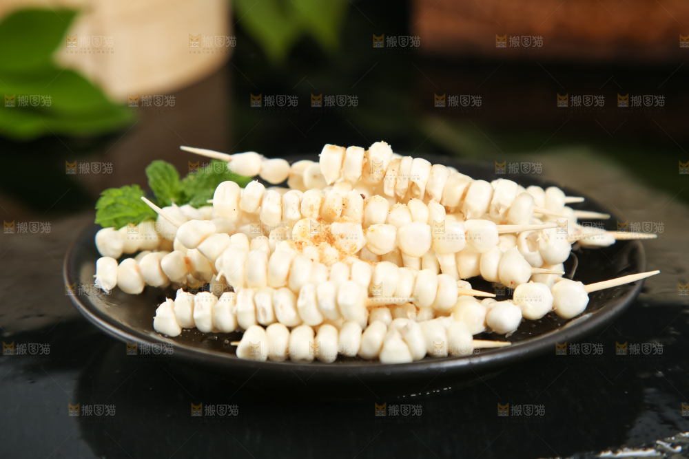 盘子里装着牛奶糯玉米