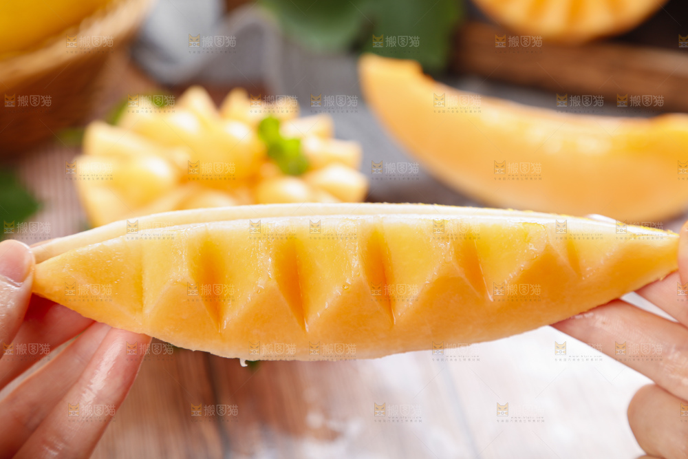 手里拿着冰火蜜瓜