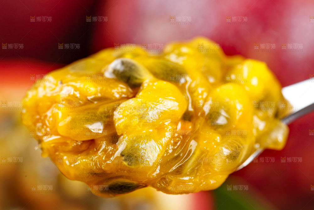 勺子里装着百香果果肉