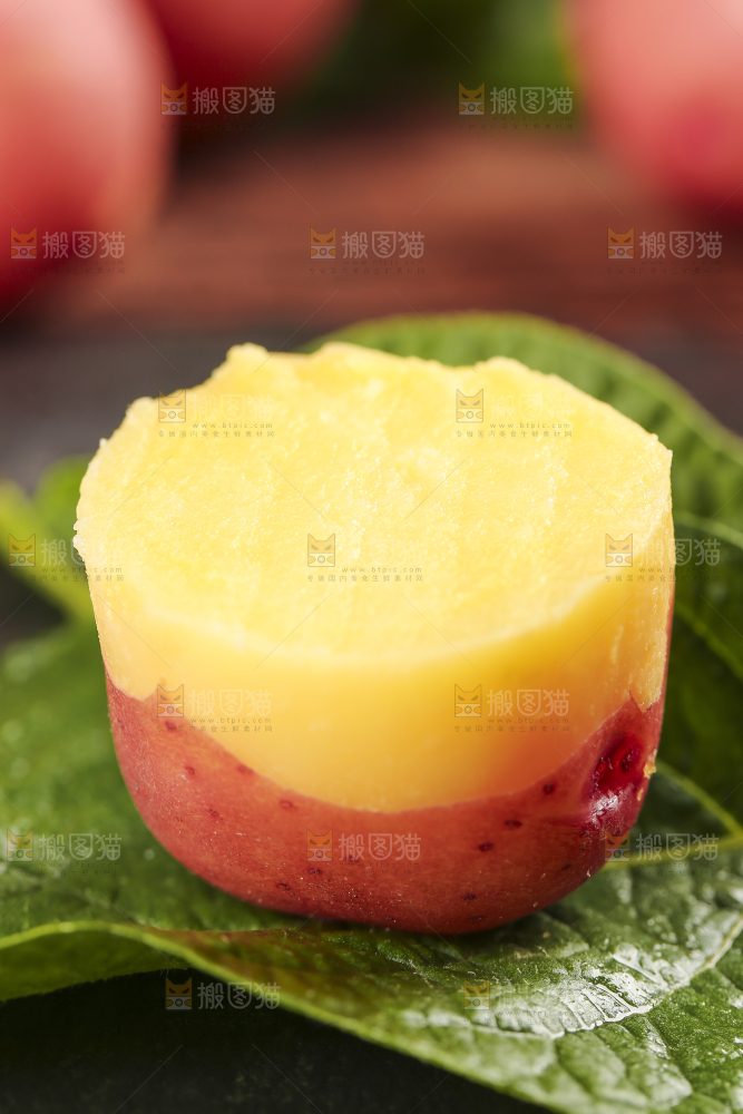 树叶上摆放着土豆