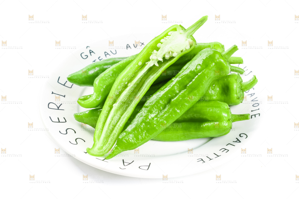 盘子里装着薄皮青椒