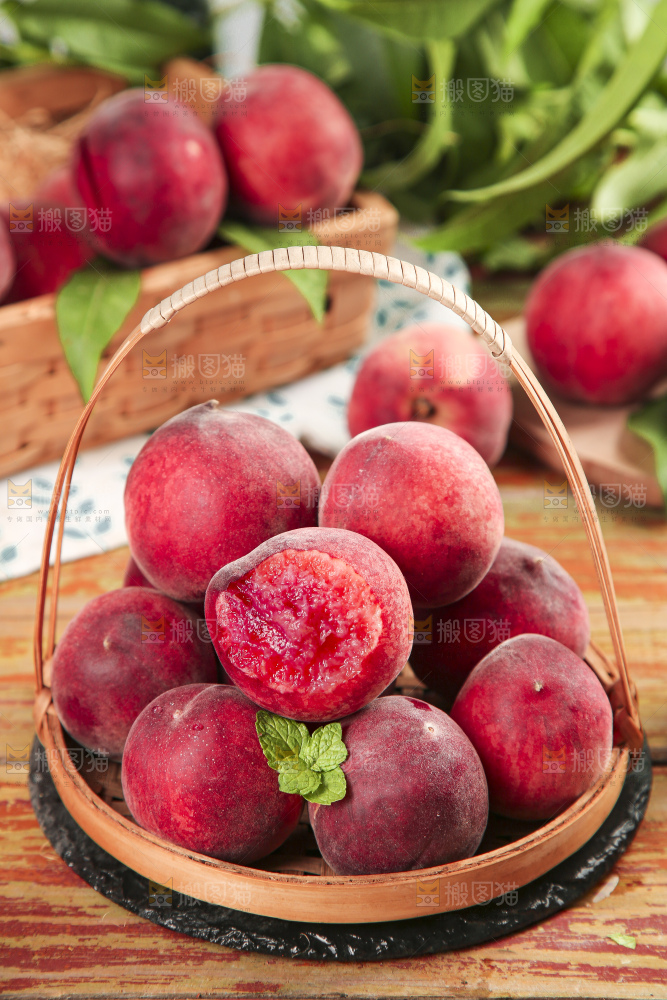 篮子里装着胭脂红血桃