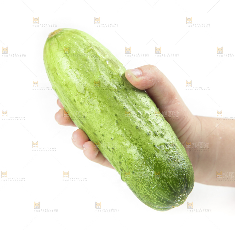 手上拿着水果黄瓜