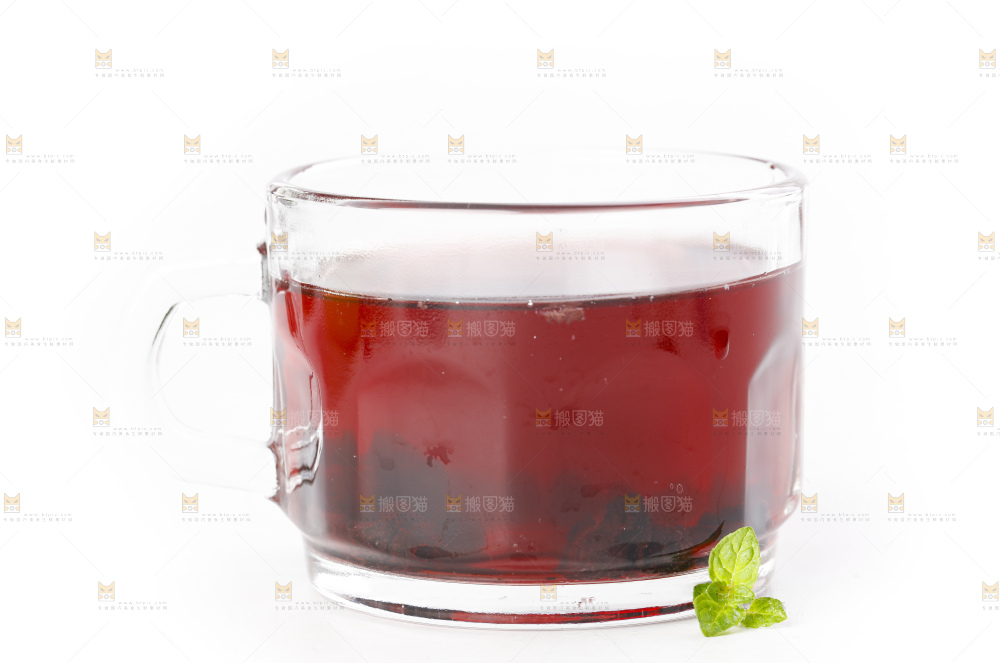 杯子里装着蓝莓果汁