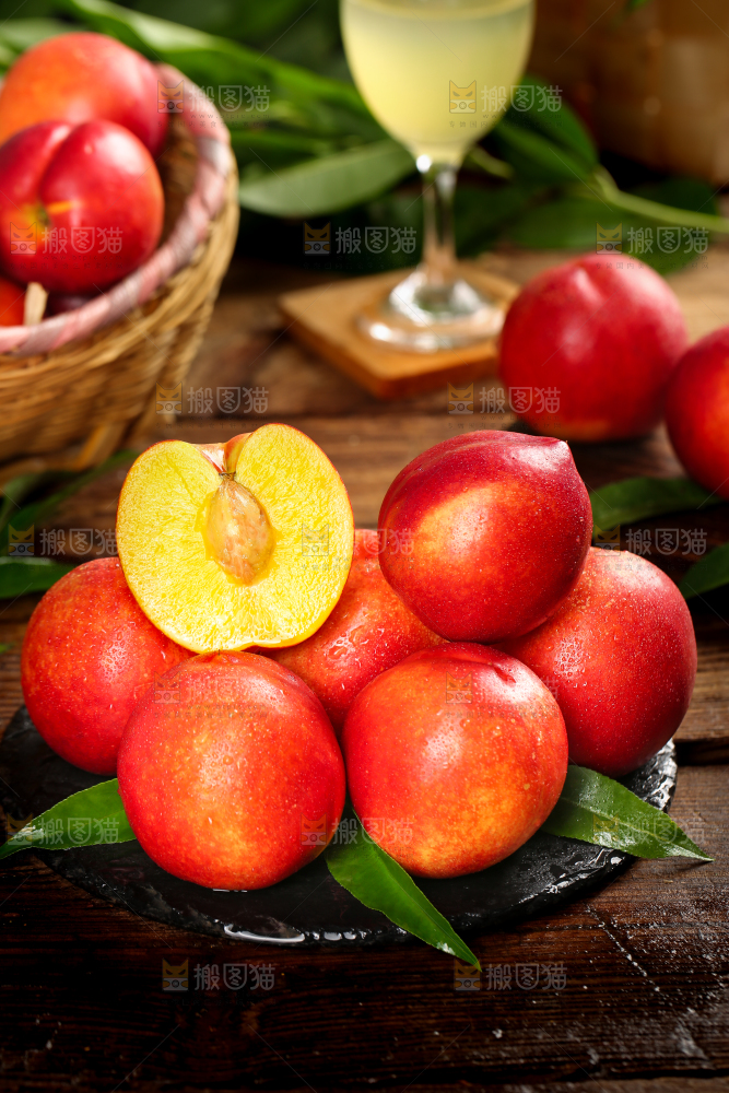 黑石板上的高原油桃