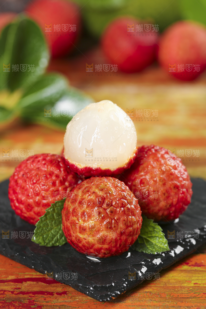 黑石板上摆放着荔枝