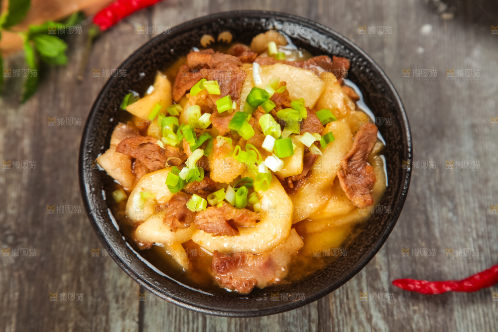 盘里装着老黄瓜煮肉