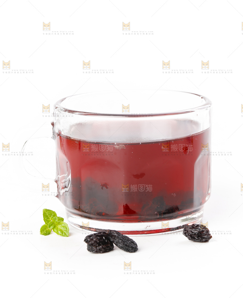杯子里装着蓝莓果汁