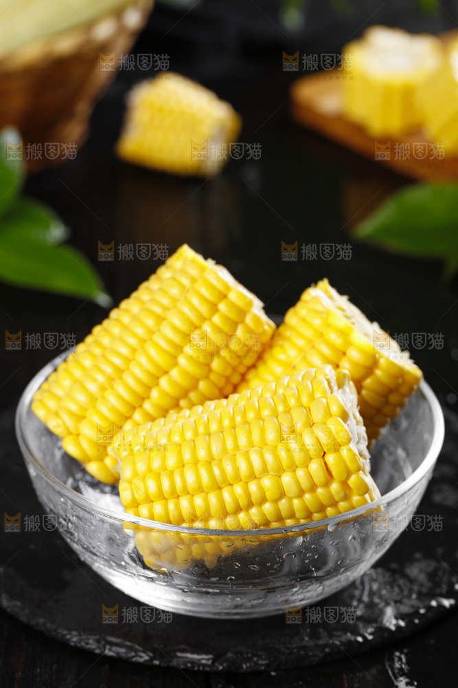 黑石板上的东北玉米