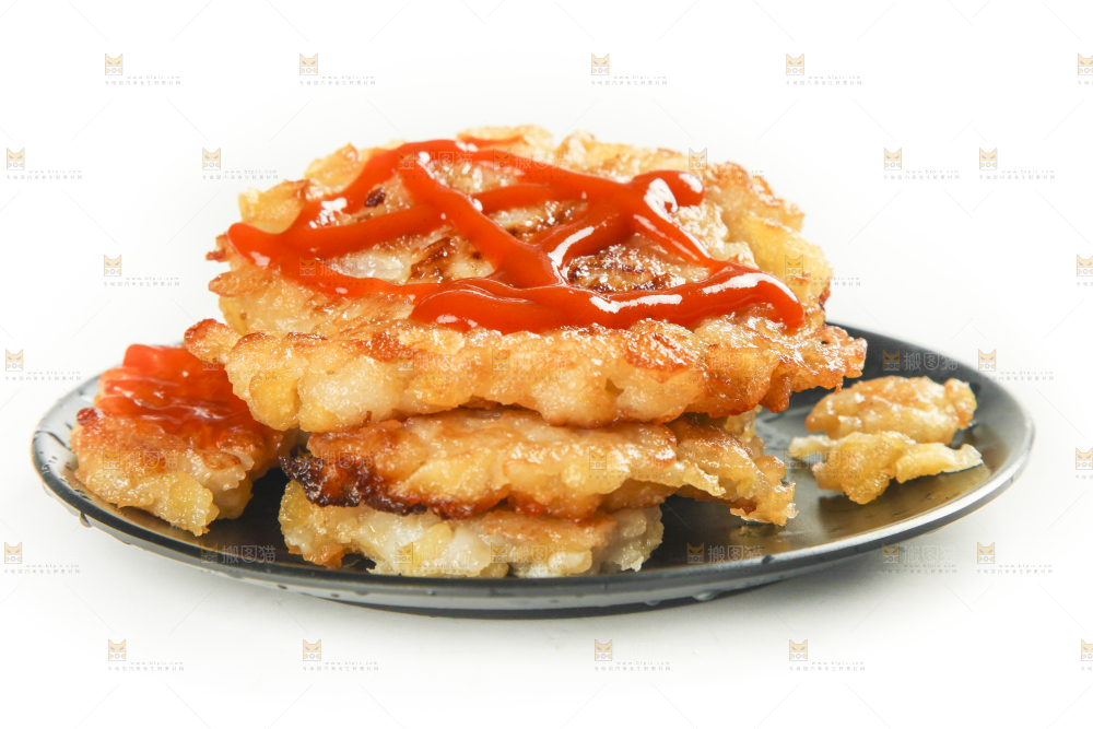 碟子里装着煎土豆饼