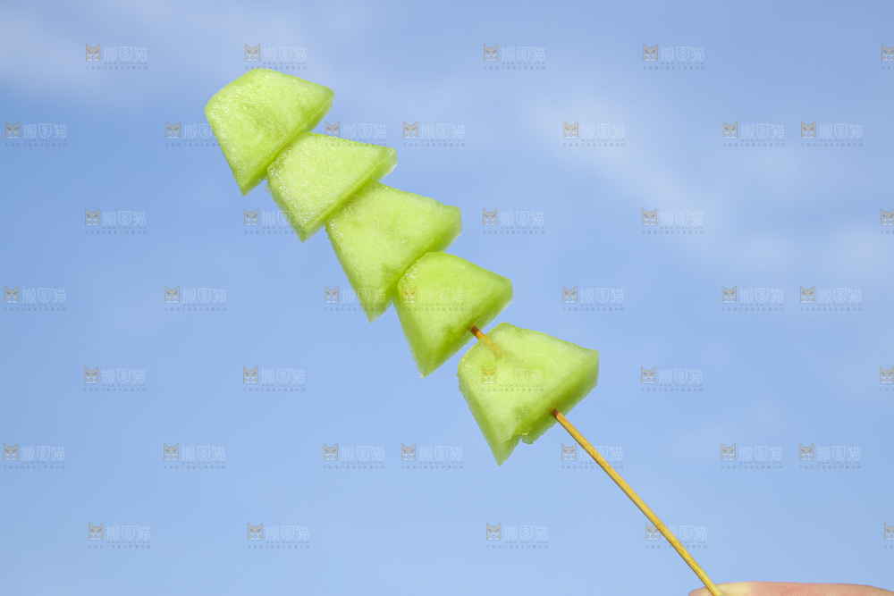竹签串着一串玉菇香瓜果肉